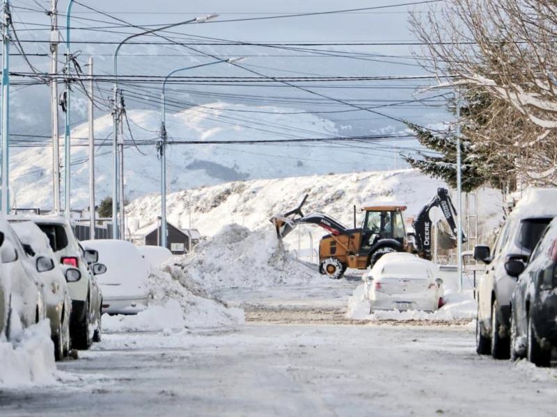 Est previsto que continen las fuertes nevadas en la ciudad durante todo el fin de semana, adelantaron desde la Municipalidad de Ushuaia y recordaron que, los frentistas debern mantener sus veredas despejadas. 