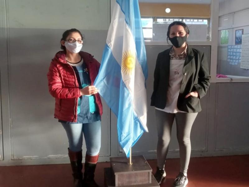 Tuvimos de parte del seor Miguel Baos la donacin de un pedestal con mstil para que nuestra hermosa bandera est presente en el saln cada da, resaltaron las Docentes de la Escuela Provincias Unidas de Ro Grande.