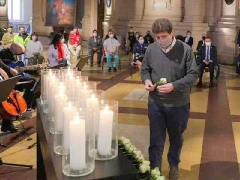 La ceremonia estuvo presidida por el Presidente Alberto Fernndez. El Jefe de Estado realiz una reflexin, recordando a quienes perdieron la vida durante la pandemia y el vaco que signific para sus seres queridos y la sociedad.