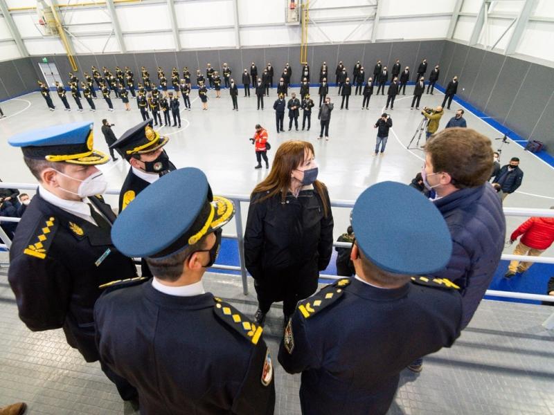 Desde el Gobierno de la provincia se aspira a contar con  una polica de proximidad, que es aquella que est cerca del vecino para que el vecino se sienta cuidado y respetado, y viceversa, destac el Gobernador de Tierra del Fuego. 