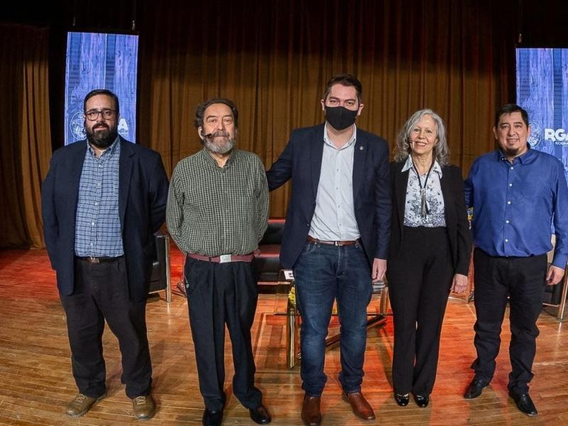 Se trata de un libro que recopila historias y ancdotas de Ro Grande, buscando con ello plasmar las caractersticas y particularidades que hacen a la identidad como riograndenses