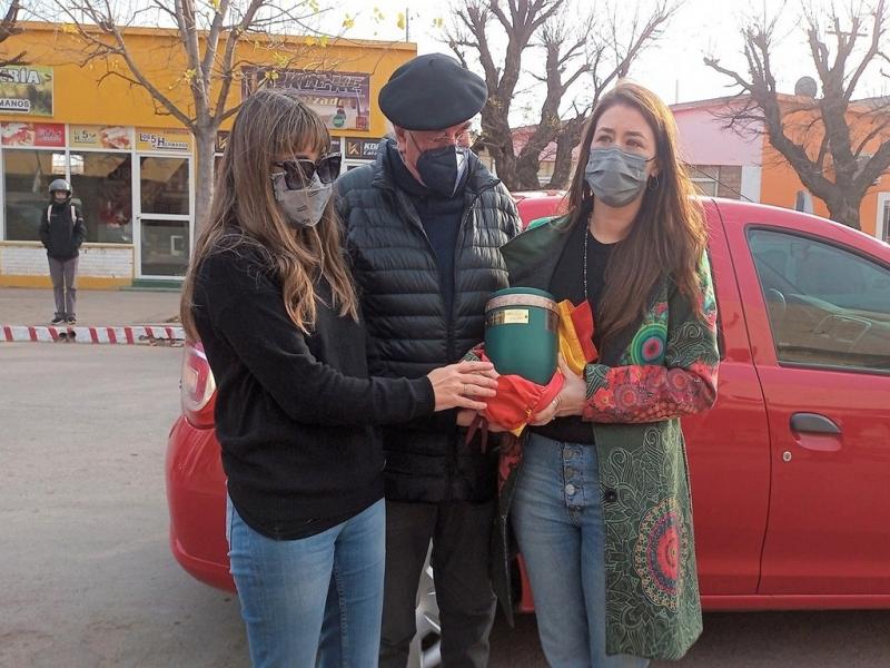 La urna con los restos mortales de Alberto Cortez, cobijados por la bandera de Espaa, llegaron a Rancul, La Pampa, su pueblo natal. 