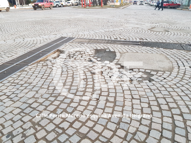 En pleno centro de la ciudad de Ro Grande, es desastrosa la situacin en la que se encuentran las calles, lo que demuestra la falta de planificacin de la gestin del Intendente de Ro Grande para encarar la reparacin de las arterias. 