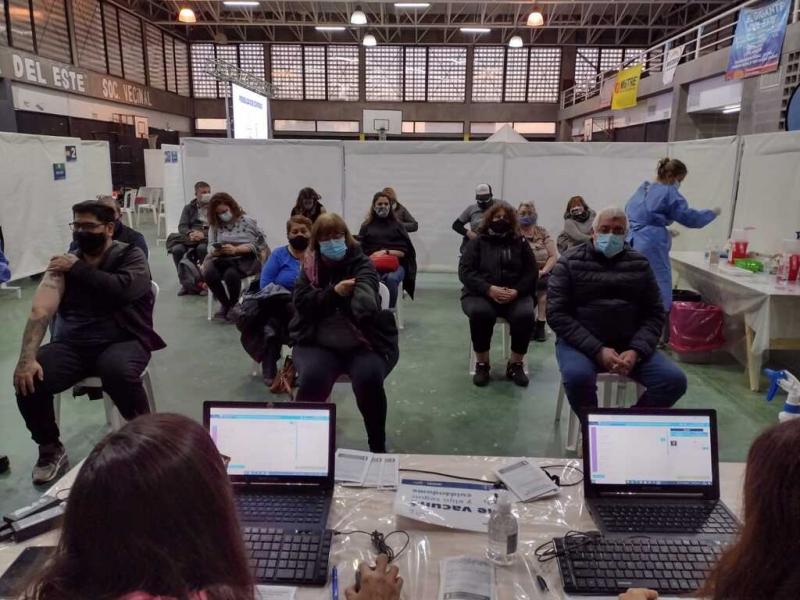 Autoridades revelaron que haba un muy buen nivel de aceptacin entre los adultos mayores y personas con factores de riesgo que haban recibido una primera dosis de Sputnik V para combinar con una segunda vacuna de otro laboratorio.