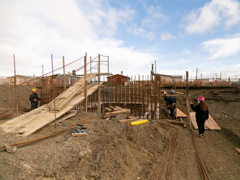 Visitamos la estacin elevadora en donde se est avanzando en el encofrado y armado de hierros de la estructura para el ltimo anillo de hormigonado necesario para la instalacin de los equipos, coment Gabriela Castillo.