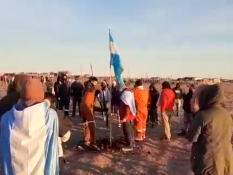 Efectivos policiales hicieron saber que tienen orden de no permitir ms ingreso de personas ni de materiales al lugar, y que estn a la espera de un oficio judicial con las instrucciones para actuar.   