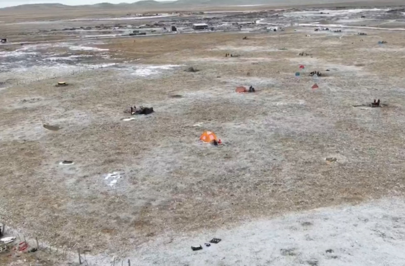 Los vecinos que siguen en el predio tomado, manifestaron la voluntad de seguir permaneciendo en el lugar, y reclamaron que la polica no impida el ingreso de alimentos. Fotos: captura web videos minutofueguino.com.ar. 