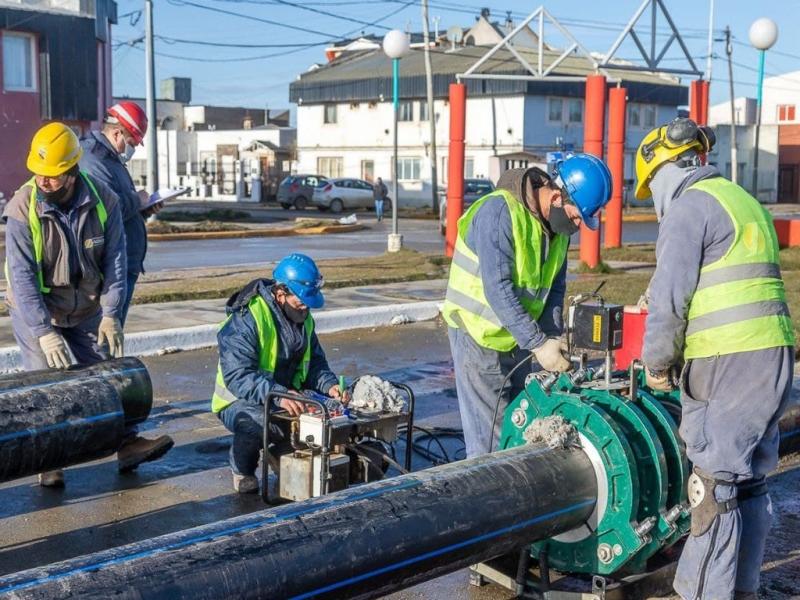 La obra implica la construccin de una estacin elevadora y nexo de 1.300 metros, que llegar hasta la estacin elevadora N1 ubicada en la calle Elcano. Adems, se trabajar en la adecuacin y mejoras de otras estaciones elevadoras de la ciudad.