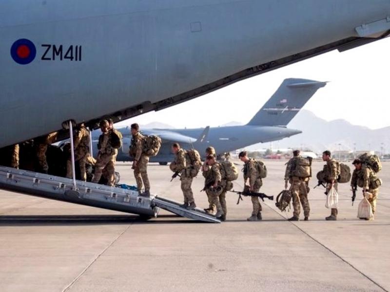 El Embajador de Estados Unidos en Afganistn, y el Comandante de las fuerzas militares estadounidenses en suelo afgano, fueron los ltimos en abordar el vuelo final de evacuacin de Kabul, anunci el lunes el Pentgono.