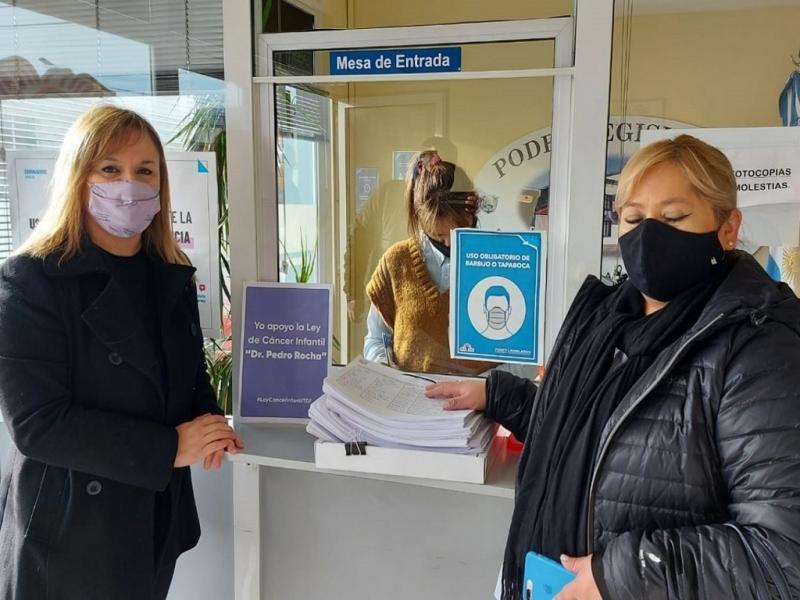  Marcela Barra y Adriana Prez fueron quienes entregaron en la Delegacin de la Legislatura en la ciudad de Ro Grande, las firmas que respaldan el proyecto de ley de Oncopediatra. Foto: delfuegonoticias.com.ar. 