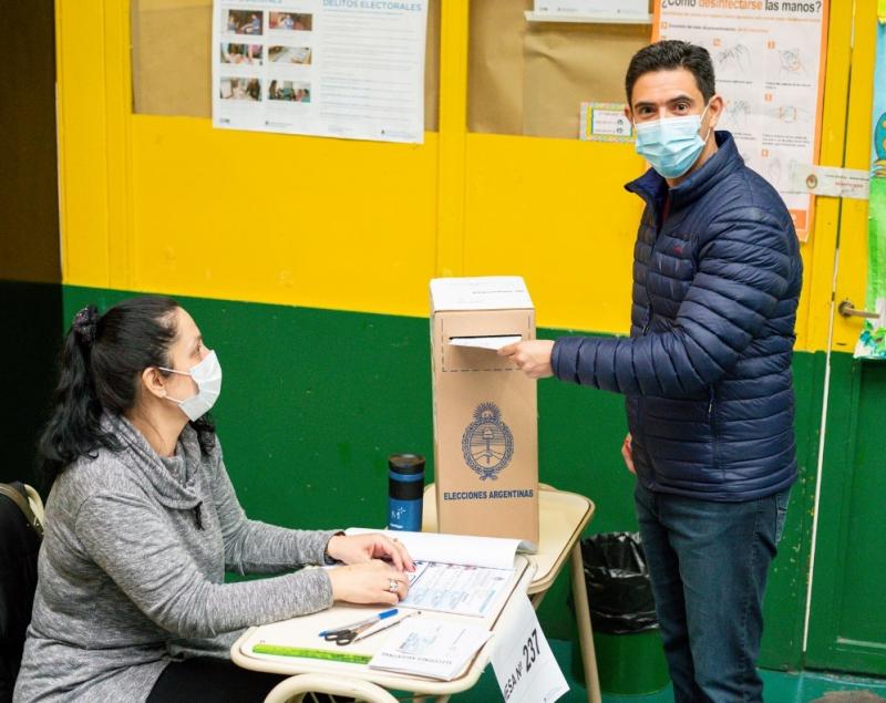 El precandidato a Diputado nacional asisti a la Escuela Austral de Enseanza Bilinge acompaado por el Gobernador de la provincia, Gustavo Melella, y autoridades partidarias de FORJA Tierra del Fuego.