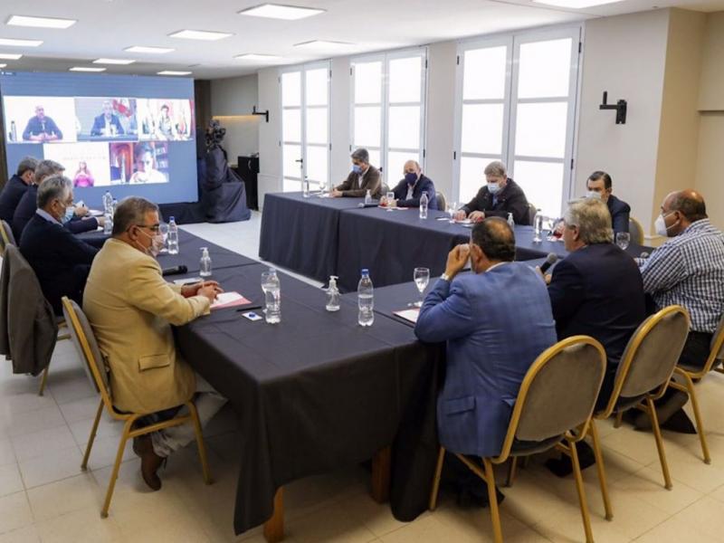 El Presidente fue recibido por el Gobernador de La Rioja Ricardo Quintela y el Jefe de Gabinete, Juan Manzur, donde mantuvo una reunin de trabajo con gobernadores de todo el pas.