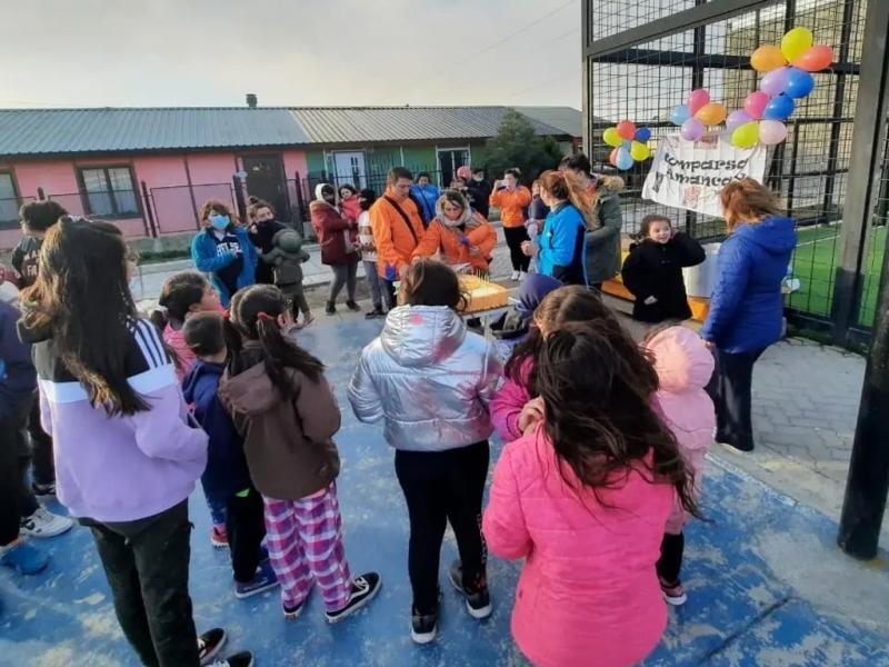 En la plaza ubicada en la interseccin de las calles Edison y 25 de Mayo, ofrecieron una merienda a las chicas y chicos de la zona. Hubo chocolatada, facturas, tortas, msica, y el despliegue de los integrantes de la Comparsa Amancay. 