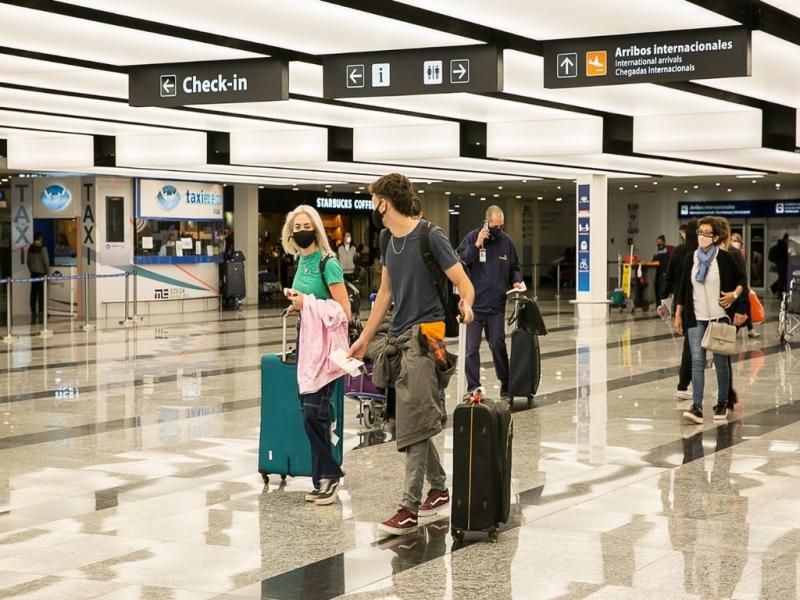 Respecto de las nuevas reglamentaciones, personal del Ministerio de Transporte ser el encargado de verificar la informacin que acredite los esquemas de vacunacin, y la Polica de Seguridad Aeroportuaria asistir dichos controles.