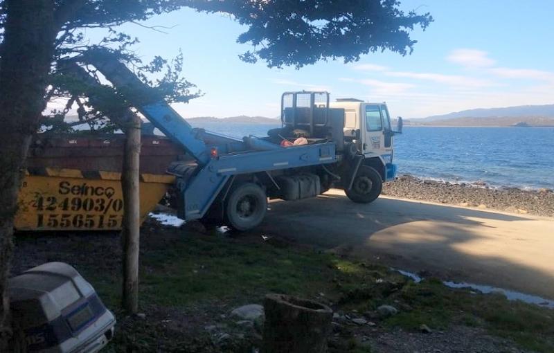 Casi todos los fines de semana debemos recorrer el sector porque la gente se va y deja fogones encendidos, lo que podra generar un incendio de magnitudes incalculables, destacaron los vecinos de a Puerto Almanza y Punta Paran. 