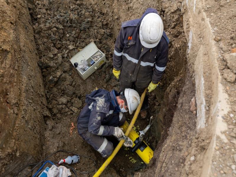 Tenemos adems en marcha 13 obras, 10 en Ro Grande y 3 en Tolhuin de las conexiones domiciliarias de la primera contratacin y con la misma lgica vamos a seguir trabajando en los otros barrios, coment Gabriela Castillo. 