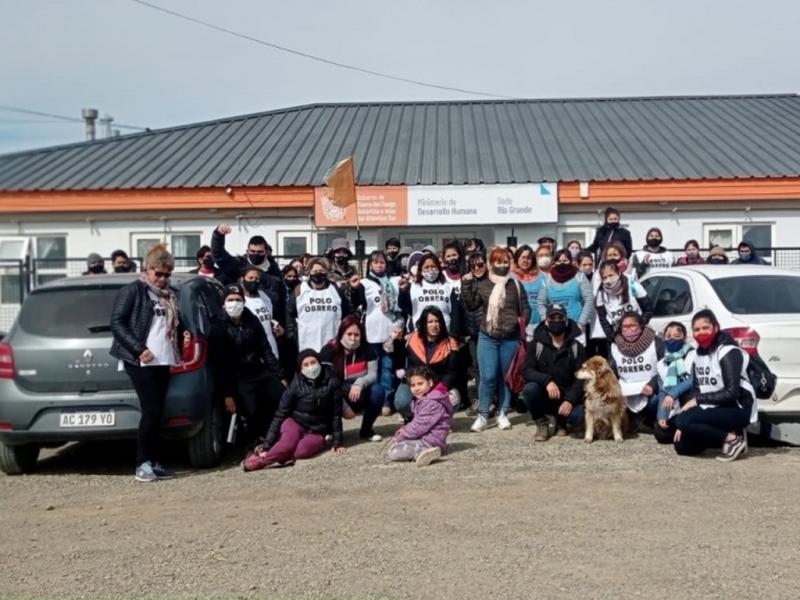 El Polo Obrero en Ro Grande se moviliz frente a la sede del Ministerio de Desarrollo Social de la provincia, exigiendo trabajo genuino, alimentos para los comedores comunitarios, y actualizacin de los montos de los programas sociales.