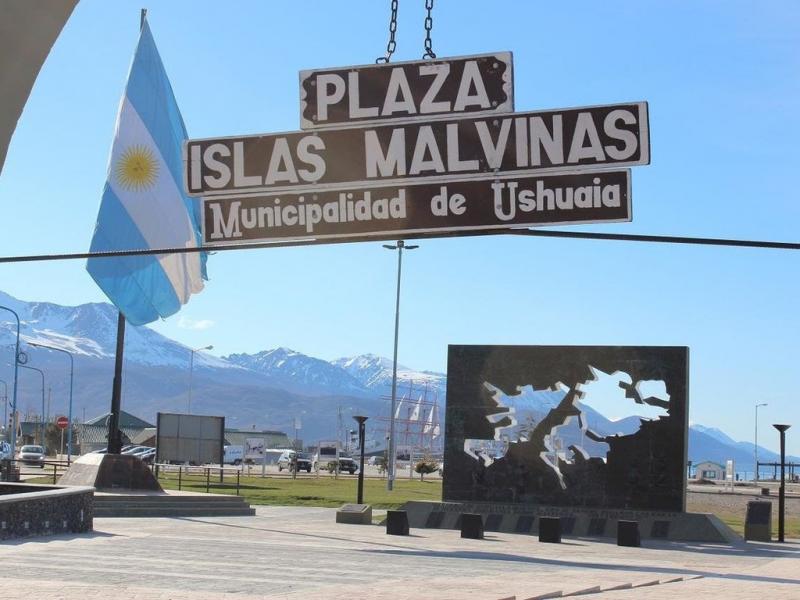 En Tierra del Fuego será obligatorio que los guardapolvos y uniformes escolares lleven bordado las Islas Malvinas; también las selecciones, combinados y deportes individuales de todas las disciplinas que representen a la provincia.