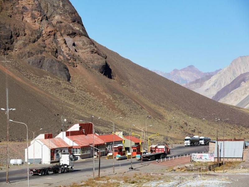 Debido a la rápida propagación de la nueva cepa, Chile anunció la postergación de la reapertura de tres pasos fronterizos terrestres que debían volver a estar operativos desde el próximo 1 de diciembre: Pino Hachado (sur), Chacalluta y Colchane (norte).  