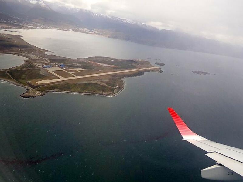 En el aeropuerto de Ushuaia, provincia de Tierra del Fuego, se est trabajando en la implementacin de un nuevo Sistema de Aterrizaje por Instrumentos (ILS), enmarcado en el Plan de Modernizacin del Transporte Areo.