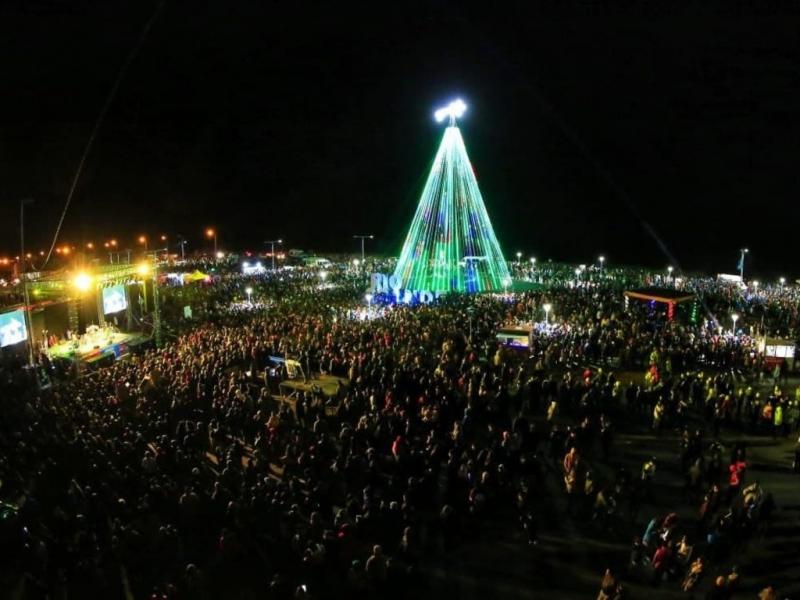 Shows infantiles, magos, bandas en vivo, el Coro del Centenario y la presentacin del cantautor Raly Barrionuevo en el marco de los festejos de inauguracin del Parque de los 100 Aos y el encendido del rbol de Navidad. 