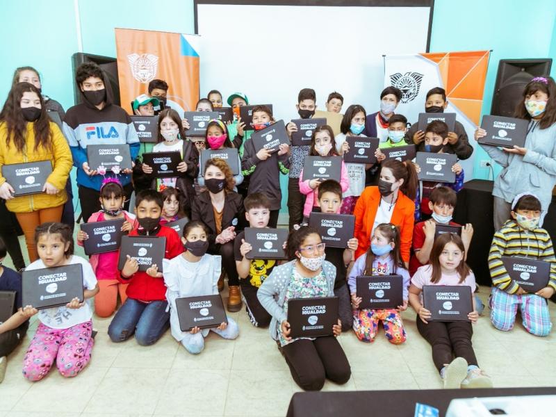 Se acerc la propuesta a estos estudiantes, brindndoles apoyo escolar, y hoy podemos concluir el ao con esta entrega que se hace desde el Ministerio de Educacin de la Nacin a travs de su programa de Conectar Igualdad, indic Anala Cubino. 