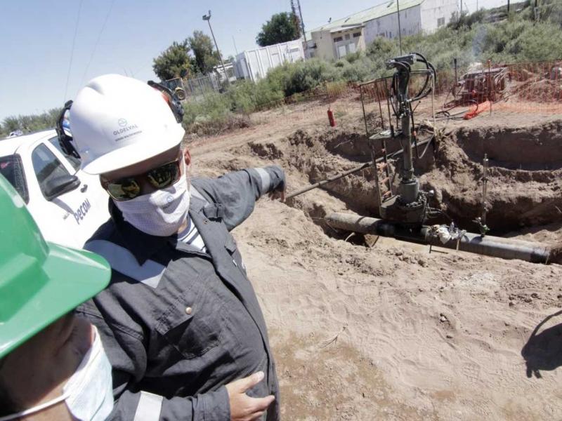 Fuentes de Oldelval explicaron que desde el incidente, el viernes pasado el medioda, se dispuso un trabajo de 24 horas para atender uno de los desastres ambientales ms importantes en los ltimos aos. 