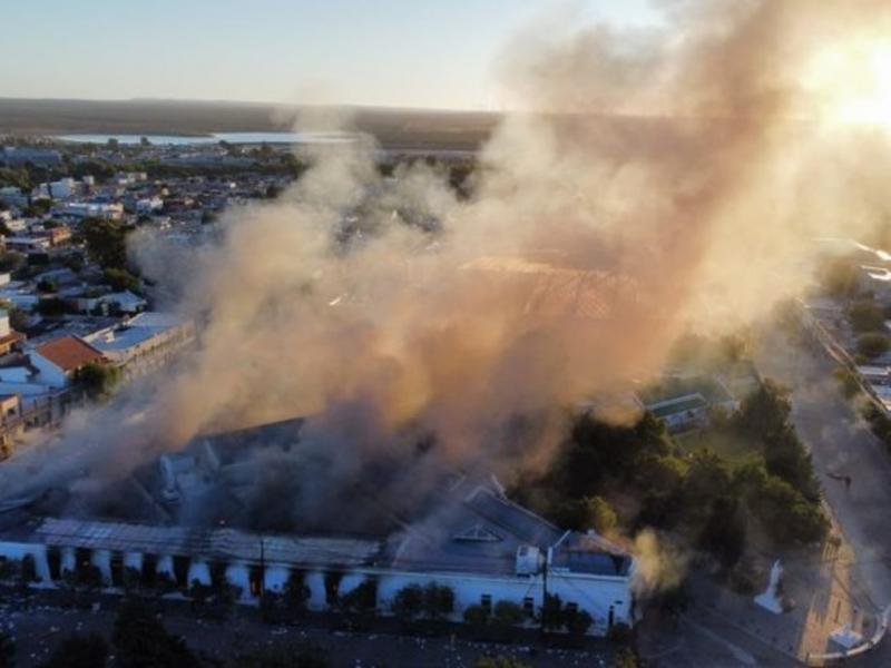 La intervencin de las dotaciones de Bomberos se demor porque, segn las primeras informaciones, los voluntarios no tenan las garantas para poder trabajar en medio del violento enfrentamiento entre la Polica y los manifestantes.