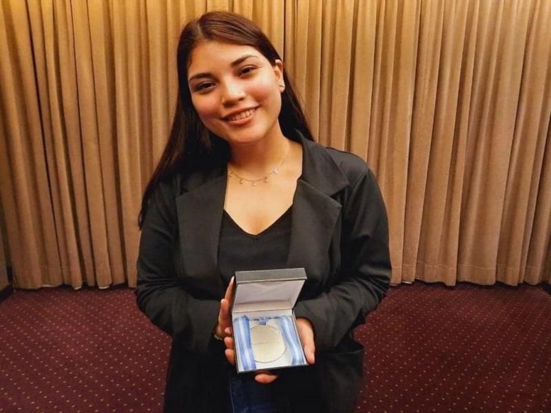 Dana, la hija de Alejandro Wata Navarro, fue quien recibi la medalla en homenaje a su padre en el Senado de la Nacin, a instancias de la Senadora nacional por Tierra del Fuego, Eugenia Dur. 