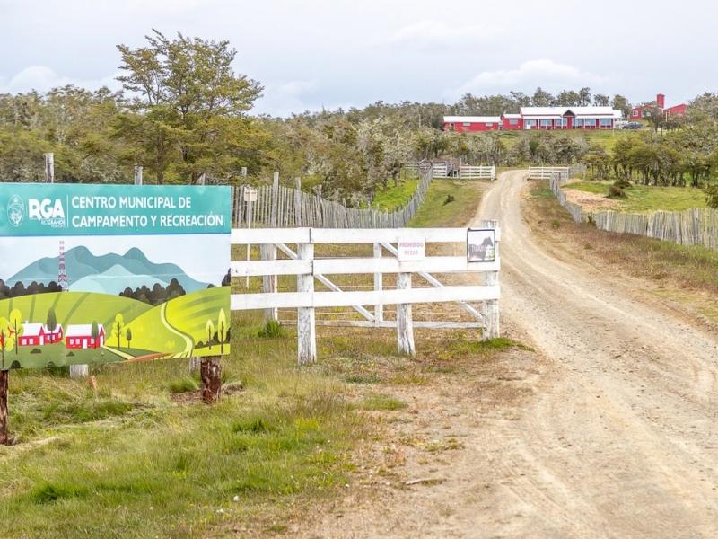 El lugar cuenta con un edificio principal con cocina y comedor para 150 personas; tambin con 2 estaciones-dormitorios, quincho, asadores, calefaccin, internet, senderos para trekking, lugares para practicar juegos y deportes.