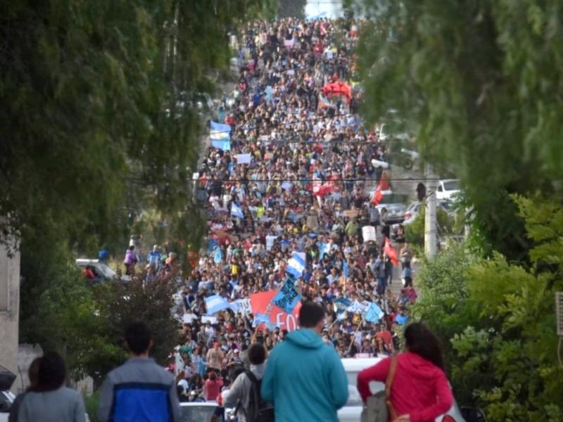 Miles de personas marcharon el domingo por la tarde por distintas calles de la ciudad valletana, en el cuarto da consecutivo de manifestaciones contra la ley aprobada el mircoles pasado en la Legislatura provincial.