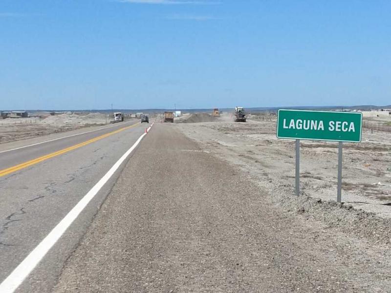 Los trabajos consisten en excavaciones para limpieza de cunetas y zona de camino, retiro y disposicin final de material contaminado con sedimentos y recomposicin de suelo para banquinas enripiadas.