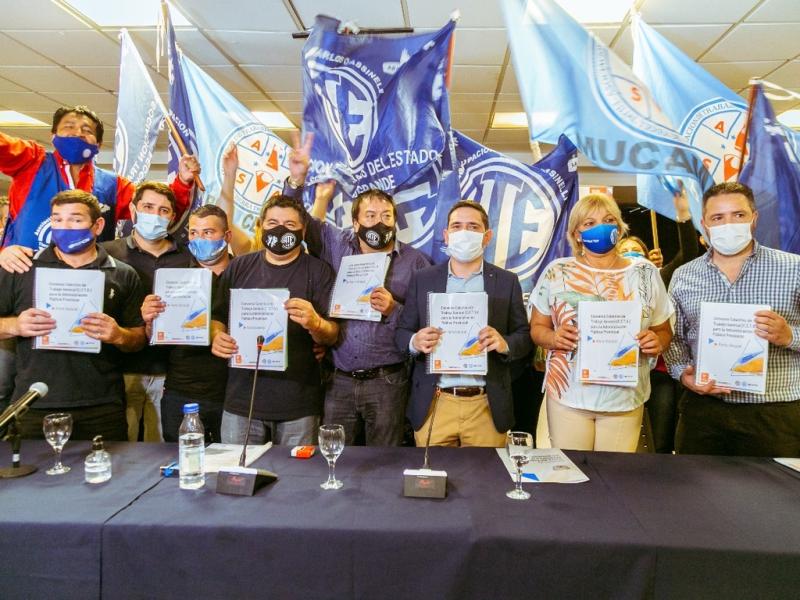 “Es un Convenio de vanguardia que mejora mucho la situación de los trabajadores. Hoy estamos firmando la parte general y se seguirá  trabajando en los Convenios sectoriales con sus particularidades”, dijo Federico Runín.