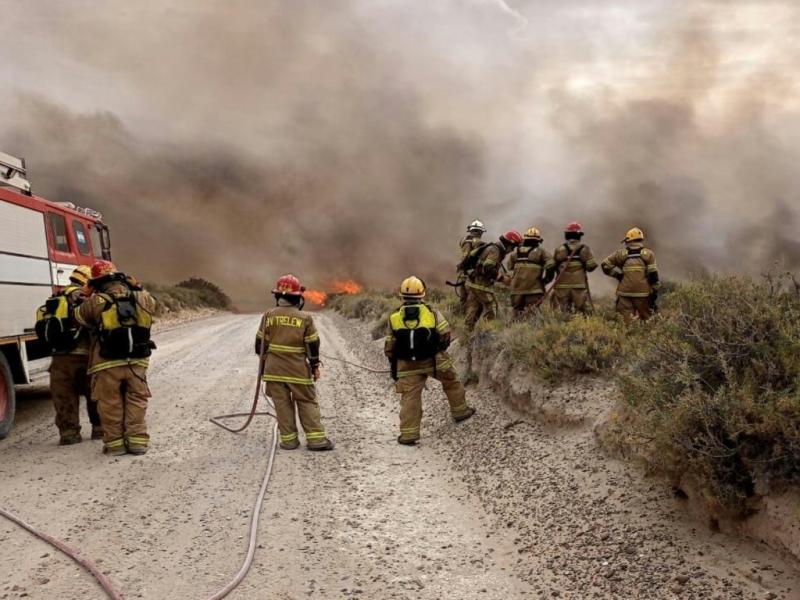 Trabajan en la zona bomberos de Puerto Madryn, Trelew, Rawson y Puerto Pirmides, acompaados de mquinas viales, fuerzas municipales y provinciales.