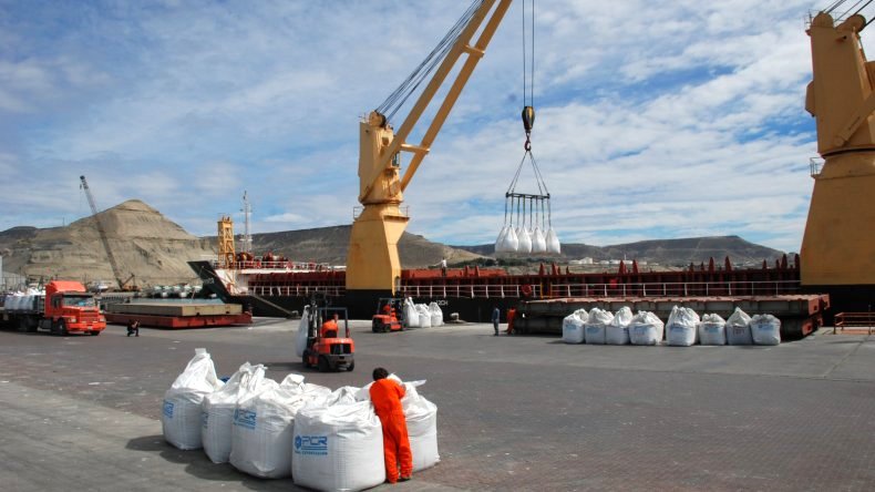 En alerta por esta situacin, se realizar un encuentro de Ministros de las cuatro provincias patagnicas afectadas (se suma Tierra del Fuego) para analizar los pasos a seguir ante esta posibilidad planteada por Gobierno nacional.