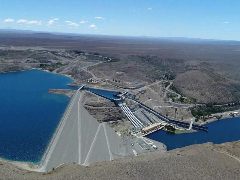 El caso más extremo es el de la represa Alicurá, la primera aguas arriba de las cinco centrales hidroeléctricas que funcionan sobre el río Limay. Este complejo perdió un total de 2,99 metros de altura en su embalse
