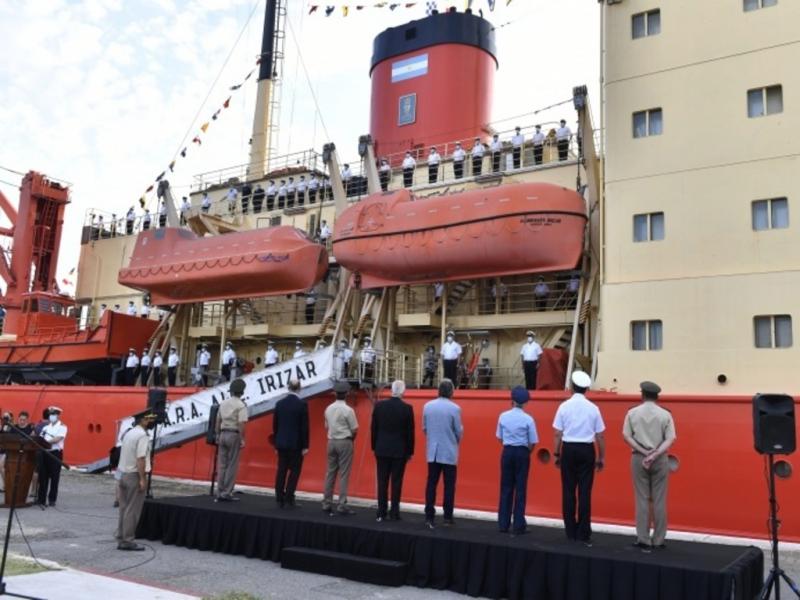 El rompehielos ARA Almirante Irizar, dispone de dos helicópteros, lanchas de desembarco de personal, y vehículos que permiten llevar desde el buque hasta la costa cuatro toneladas de carga en cada viaje.