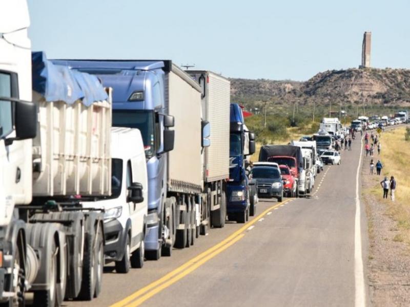 Choele Choel es un nudo troncal de circulacin, ya que conecta el Alto Valle con el Baha Blanca y la 22 es la ruta elegida para quienes viajan a la cordillera. A su vez, conecta el Alto Valle con la costa martima rionegrina y sus balnearios.