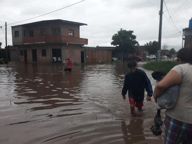 En Tucumn cayeron ms de 90 milmetros de agua y las calles de la ciudad capital quedaron anegadas. Se prev que el mal tiempo contine durante el jueves.