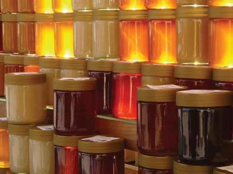 La Argentina se ubica entre los tres principales productores a nivel mundial, y es el segundo exportador de miel con un volumen promedio superior a las 75.000 toneladas anuales.
