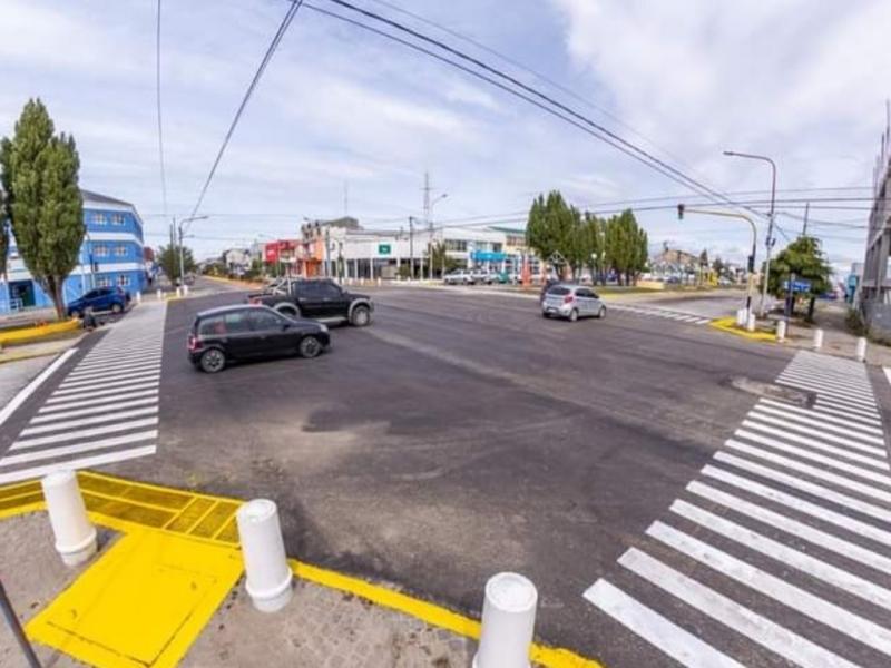 En esa esquina y, a raz de su mal estado, se realizaron trabajos de remocin de adoquines y posteriormente se procedi al recapado asfltico, manteniendo la intervencin urbana a la altura de los cordones.