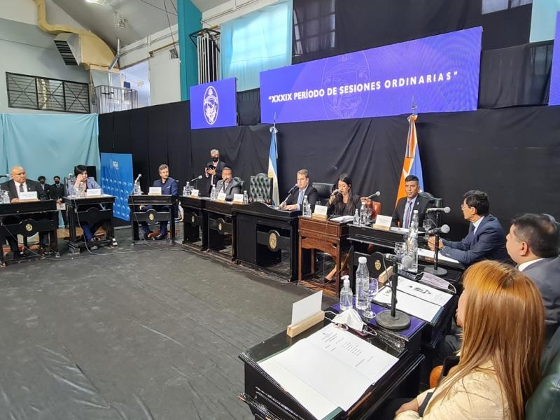 Es la primera vez, en sesenta aos, que tanto las Secretarias Legislativa como Administrativa, estn conformadas por dos mujeres, destac el Presidente del Concejo Deliberante de Ro Grande, Ral von der Thusen.