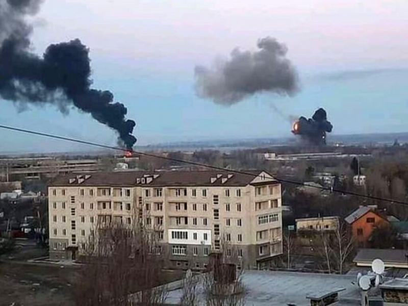 Las fuerzas rusas penetraron en el territorio por varios frentes. Se escucharon explosiones y hubo cortes de luz en Kiev y Jarkov, entre otras urbes.  