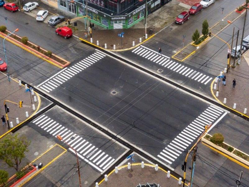 Despus de innumerables quejas de los vecinos, el Municipio procedi a reparar las intransitables intersecciones de la calle Perito Moreno y Belgrano, y de la calle Perito Moreno y 9 de Julio, pleno centro de la Capital Alterna de Tierra del Fuego.