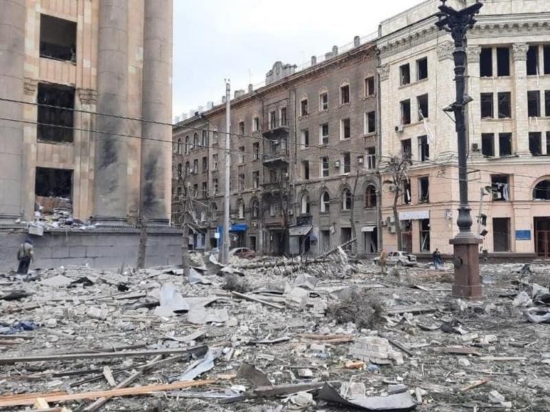 As ha quedado el edificio del Gobierno ucranio en la plaza de la Libertad de Jrkov, que esta maana ha quedado destruido por los misiles rusos.  