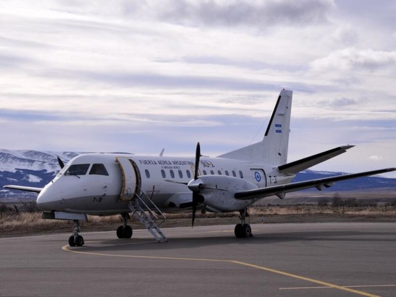 El Gobernador Gustavo Melella, junto al Ministro de Defensa de la Nacin, Jorge Taiana, anunciar el primer vuelo operado por Lneas Areas del Estado (LADE) que unir Ro Gallegos con Ro Grande y Ushuaia.