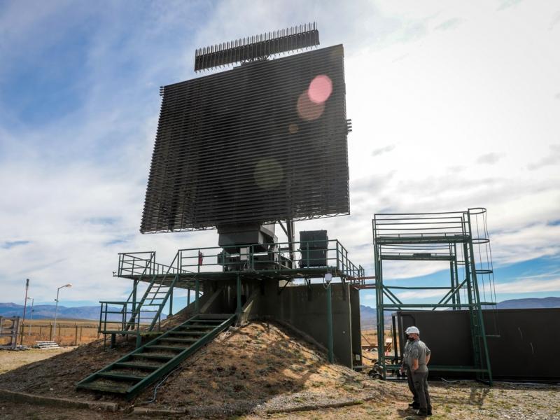 Es un radar para mirar hacia arriba y tiene 400 kilmetros de alcance en cualquier direccin, estar ubicado en el mismo lugar en que estuvo el radar durante la guerra de Malvinas (Cabo Domingo), indic el Brigadier General Isaac.