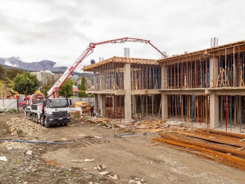 Los trabajos prevn la construccin de un edificio de 8.680 m2 destinado a consultas ambulatorias, tratamientos, estacionamiento, reas complementarias, internacin y central de abastecimiento y procesamiento.