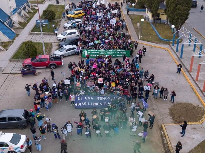 Este movimiento fue y es clave para la conquista de derechos y por eso exigimos perspectiva de gnero en la Justicia, que el Poder Judicial y la Polica se capaciten con seriedad, resaltaron desde la Colectiva Feminista. 