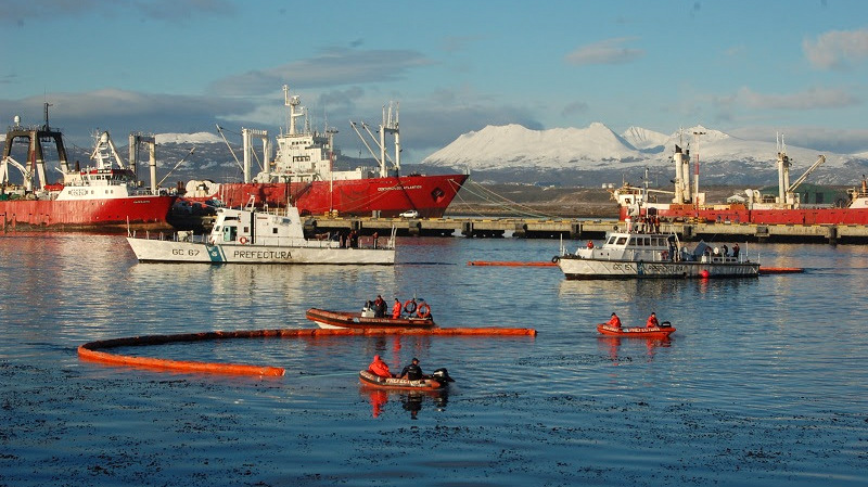 El simulacro se desarroll bajo la  hiptesis de derrame de hidrocarburos en aguas de la Baha Ushuaia, proveniente de un buque que se encontraba amarrado en el puerto local realizando carga de combustible. El mismo estuvo a cargo de la Estacin de Salvam